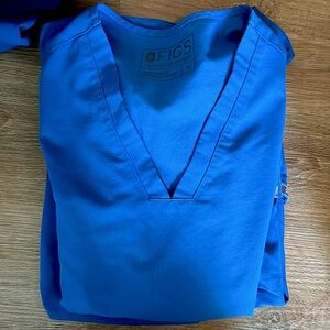 COPY - FIGS XS two pocket scrub top